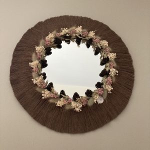 Miroir en macramé et fleurs séchées