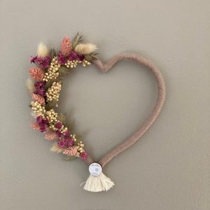 Cœur en macramé et fleurs séchées