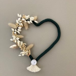 Cœur en macramé et fleurs séchées