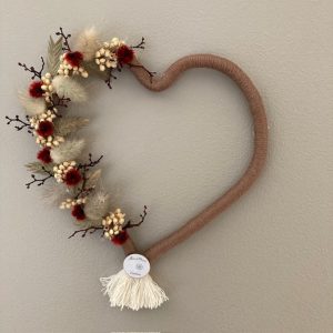 Cœur en macramé et fleurs séchées