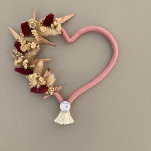 Cœur en macramé et fleurs séchées